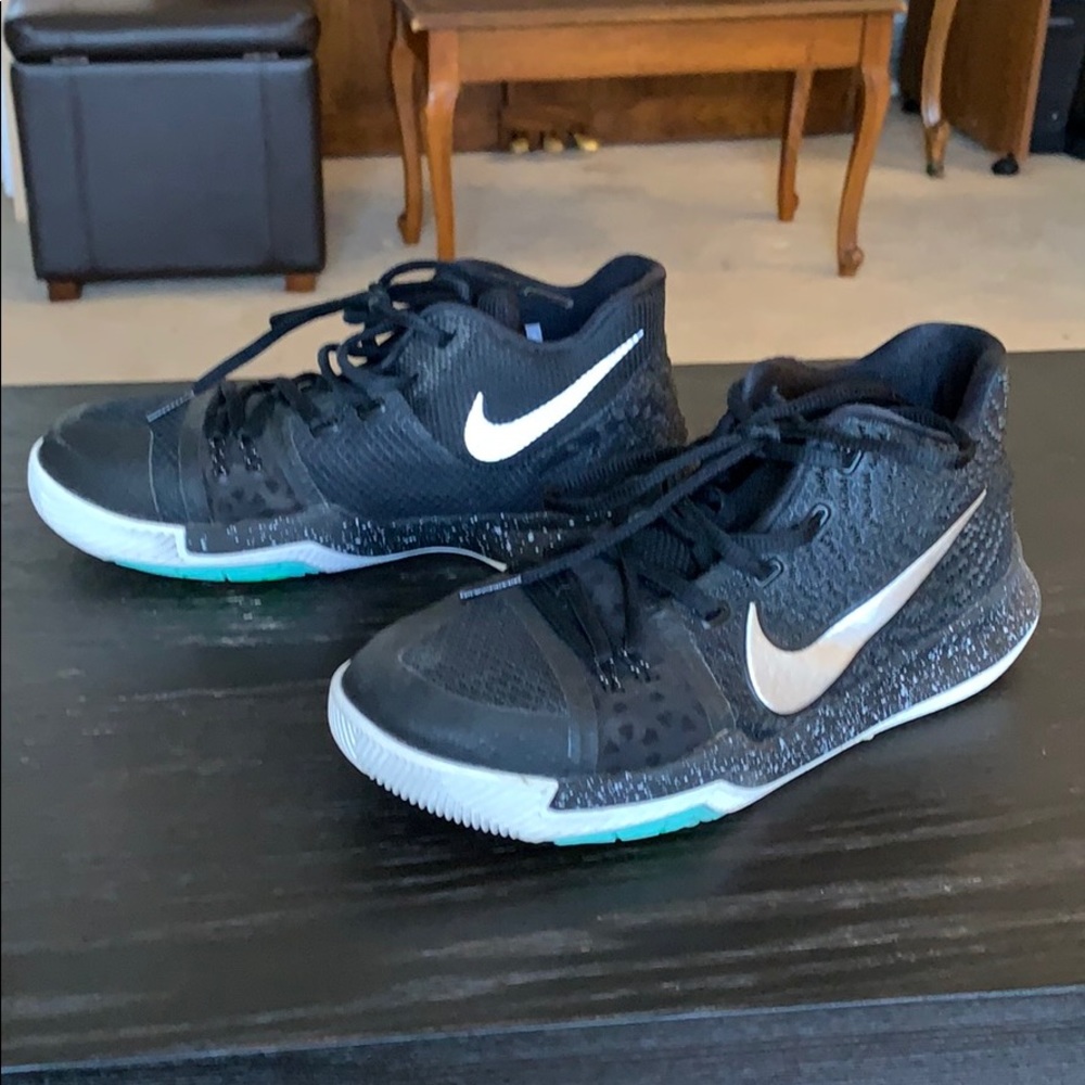 Kids kyrie 3s LIKE NEW